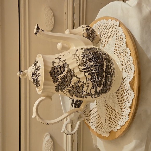 Royal Mail by Myott china coffeepot, gravy boat and salt and pepper shakers. - Picture 3 of 9